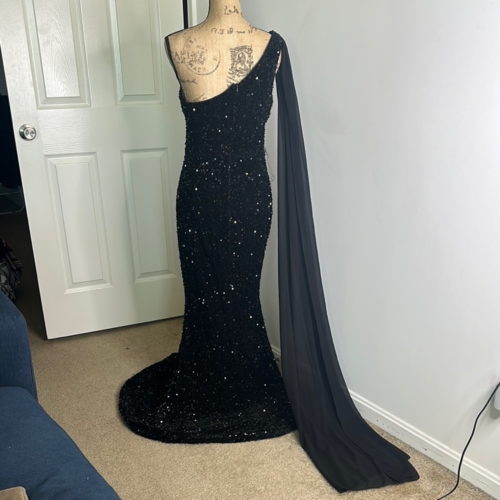 Elegant Black Sequin Gown - Picture 3 of 6